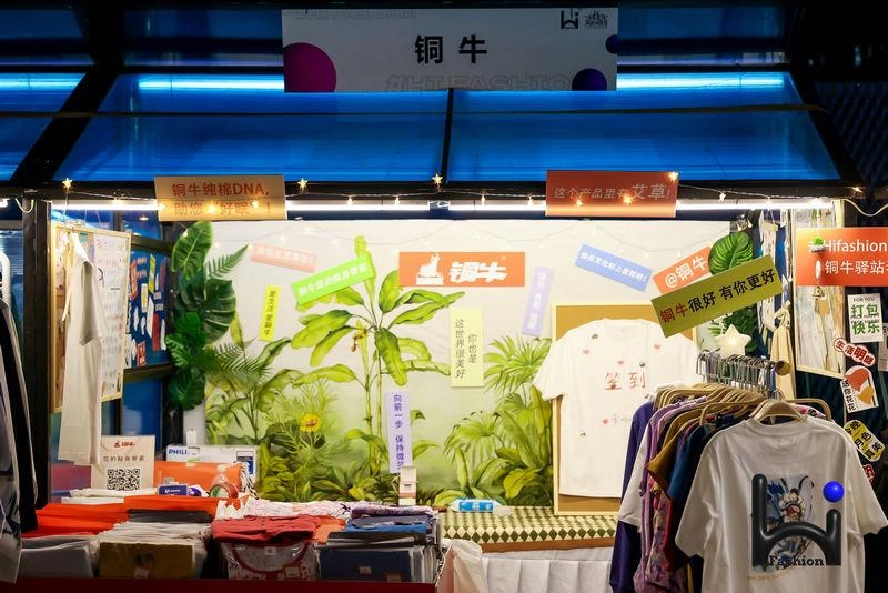 “五一”小长假“潮”这儿看——Hi Fashion移动驿站·王府井专场(图5) “五一”小长假“潮”这儿看——Hi Fashion移动驿站·王府井专场(图5)
