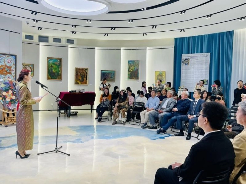 “一束光”清华大学美术学院博士生苏德格日勒绘画作品展举办(图3) “一束光”清华大学美术学院博士生苏德格日勒绘画作品展举办(图3)