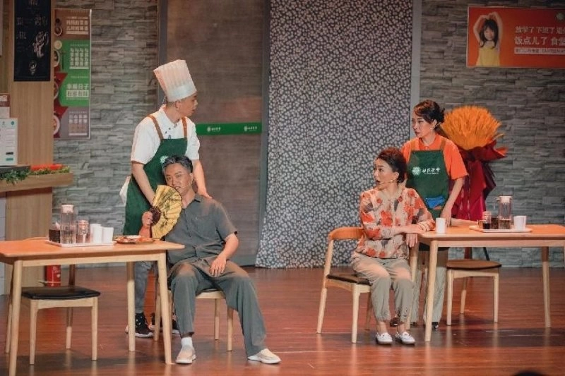 社区幸福“小食堂” 书写民生“大文章”——方言轻喜剧《社区食堂》在并首演(图4) 社区幸福“小食堂” 书写民生“大文章”——方言轻喜剧《社区食堂》在并首演(图4)