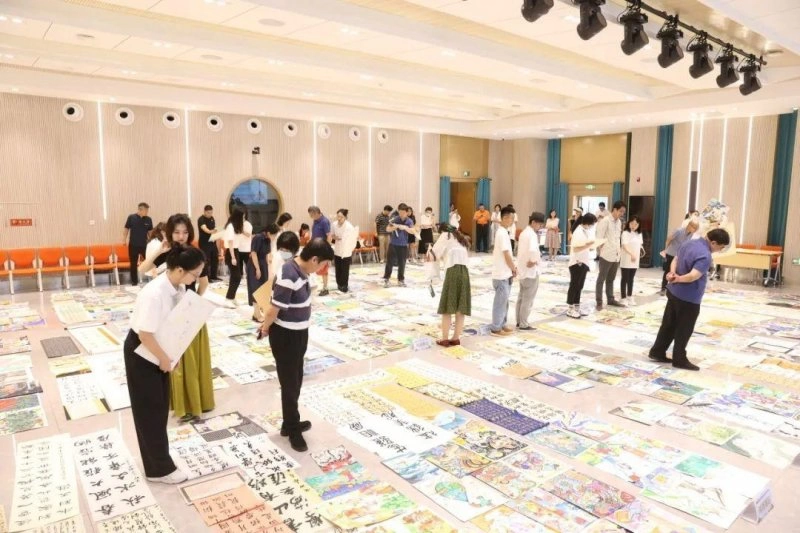 第二十七届全国中小学生绘画书法作品比赛专家评审会顺利召开(图8) 第二十七届全国中小学生绘画书法作品比赛专家评审会顺利召开(图8)