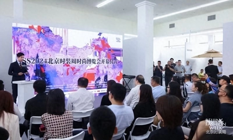 SS2024北京时装周时尚博览会在北京友谊商店开幕(图2) SS2024北京时装周时尚博览会在北京友谊商店开幕(图2)