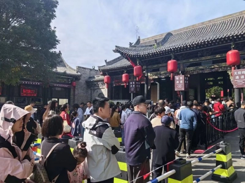 假日的乔家大院游人如织、秩序井然,迎来客流高峰(图3) 假日的乔家大院游人如织、秩序井然,迎来客流高峰(图3)