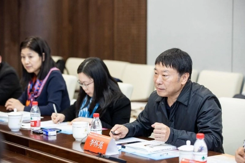 《人类命运共同体研究年鉴》新书发布会暨编创分享会在中国传媒大学举行(图2) 《人类命运共同体研究年鉴》新书发布会暨编创分享会在中国传媒大学学术会议中心举行(图2)