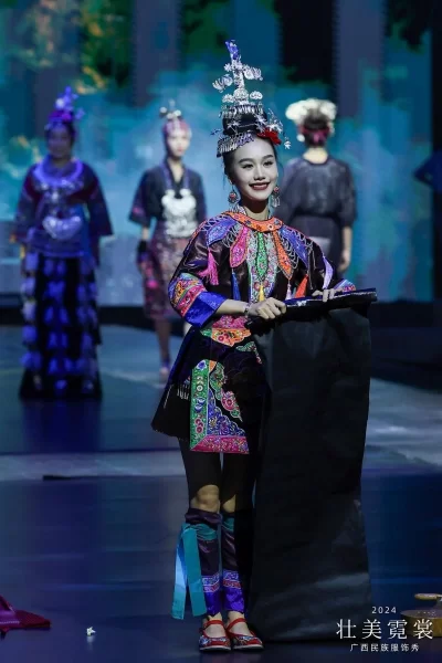 2024年“壮美霓裳”广西民族服饰秀在南宁举行(图3) 2024年“壮美霓裳”广西民族服饰秀在南宁举行(图3)