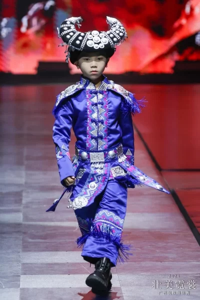 2024年“壮美霓裳”广西民族服饰秀在南宁举行(图4) 2024年“壮美霓裳”广西民族服饰秀在南宁举行(图4)