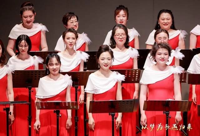 北京大学校友合唱团举行成立十五周年音乐会:弦歌雅乐传情意,一十五载燕归来(图2) 北京大学校友合唱团举行成立十五周年音乐会:弦歌雅乐传情意,一十五载燕归来(图2)