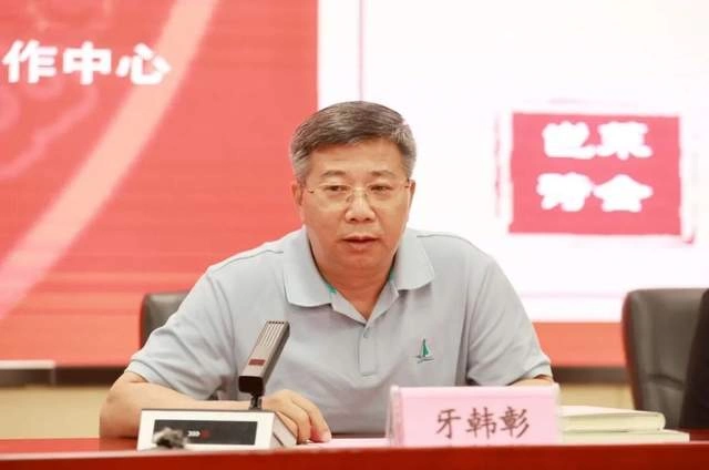 “岜莱诗会”创办五周年交流会暨《大地之眼》阅读分享会在邕举办(图3) “岜莱诗会”创办五周年交流会暨《大地之眼》阅读分享会在邕举办(图3)