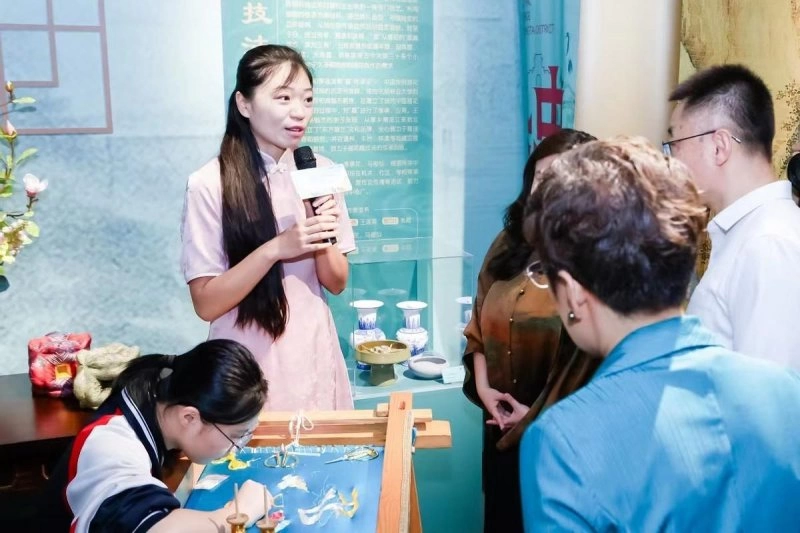 与AI机器人智能对话 体验非遗版“清明上河图”(图11) 与AI机器人智能对话 体验非遗版“清明上河图”(图11)
