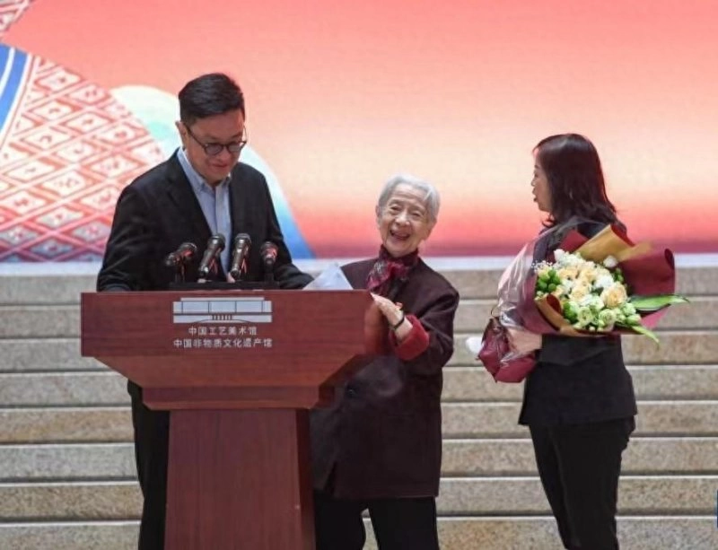 “新中国第一份国礼”成功复原，景泰蓝《和平鸽大圆盘》亮相中国工艺美术馆