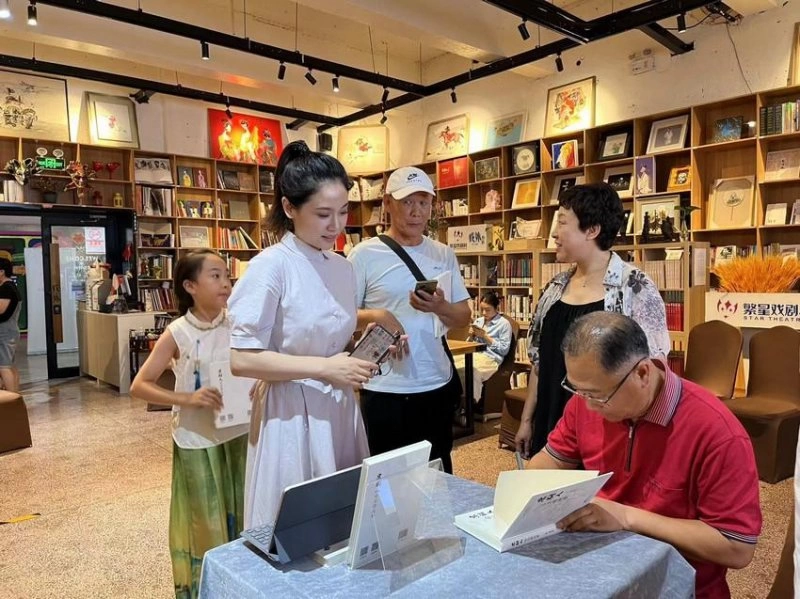 封杰开讲《京剧人的美德故事》(图2) 封杰开讲《京剧人的美德故事》(图2)