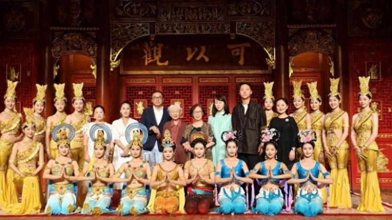 “花开敦煌·舞动千年”惊艳,景泰蓝《和平鸽大圆盘》同台绽放(图1) “花开敦煌·舞动千年”惊艳,景泰蓝《和平鸽大圆盘》同台绽放(图1)