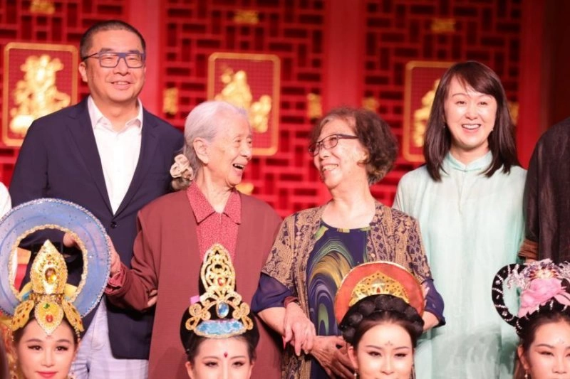 “花开敦煌·舞动千年”惊艳,景泰蓝《和平鸽大圆盘》同台绽放(图3) “花开敦煌·舞动千年”惊艳,景泰蓝《和平鸽大圆盘》同台绽放(图3)