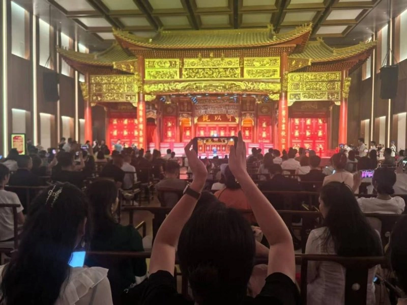 “花开敦煌·舞动千年”惊艳,景泰蓝《和平鸽大圆盘》同台绽放(图2) “花开敦煌·舞动千年”惊艳,景泰蓝《和平鸽大圆盘》同台绽放(图2)