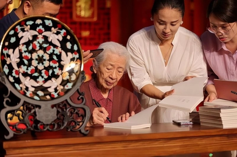 “花开敦煌·舞动千年”惊艳,景泰蓝《和平鸽大圆盘》同台绽放(图7) “花开敦煌·舞动千年”惊艳,景泰蓝《和平鸽大圆盘》同台绽放(图7)