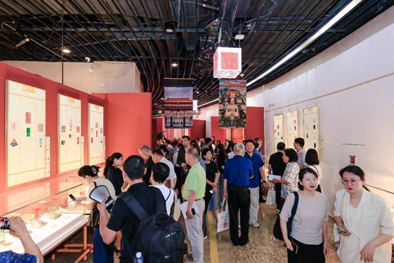 “印记北京中轴线——大众篆刻作品展”巡展启动暨公益赠书举办(图1)