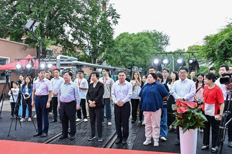 助力北京中轴线历史文化传播,北京中轴线地铁2号线专列上线运营(图1) 助力北京中轴线历史文化传播,北京中轴线地铁2号线专列上线运营(图1)