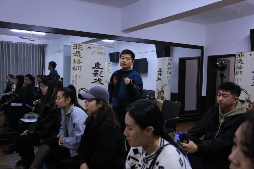 弘扬传统艺术,提升皮影戏传承活力——《非遗皮影戏培训》皮影操纵课程精彩进行中(图3) 弘扬传统艺术,提升皮影戏传承活力——《非遗皮影戏培训》皮影操纵课程精彩进行中(图3)