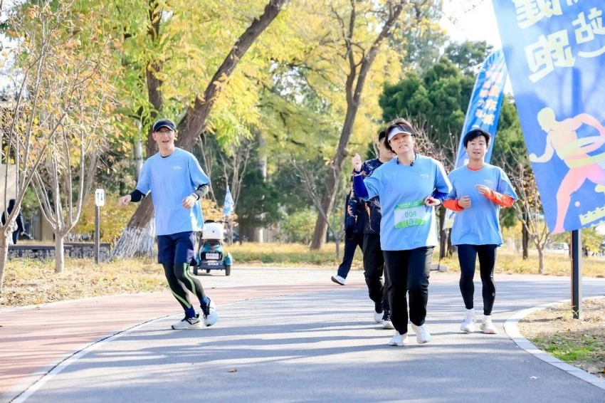 乐跑深秋 点“燃”冬日——“健康东城 活力健跑”环湖接力赛(龙潭中湖站)鸣笛开赛(图3) “健康东城 活力健跑”环湖接力赛(龙潭中湖站)鸣笛开赛(图3)