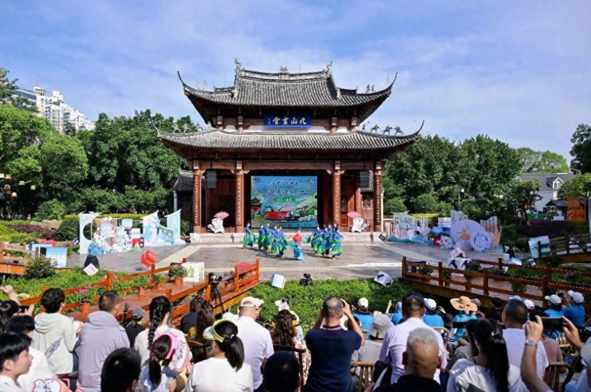 乡村艺术团:团住文化和人心