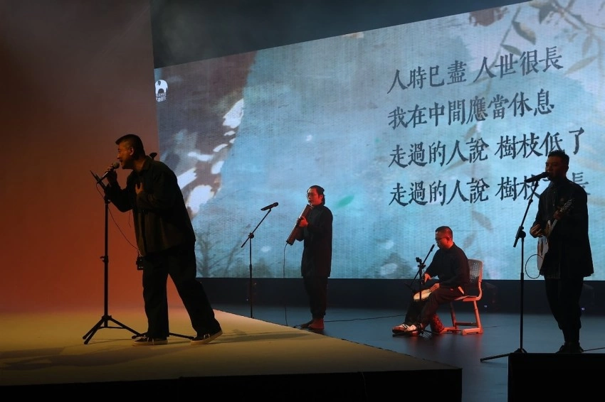 打开新界面:课本里的诗镜像——第四届黄埔诗歌音乐会举行(图2) 打开新界面:课本里的诗镜像——第四届黄埔诗歌音乐会举行(图2)