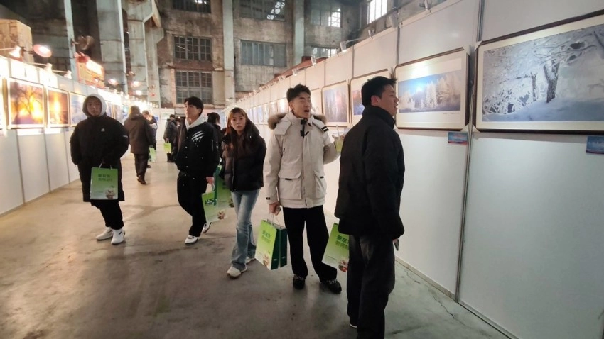 “大美伊春·魅力丰林”冬季风光摄影作品展(大连站)拉开帷幕(图2) “大美伊春·魅力丰林”冬季风光摄影作品展(大连站)拉开帷幕(图2)