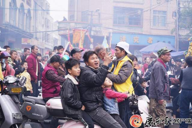 龙狮穿街巷 万人祈新福——合浦县山口镇元宵年例巡游活动(图6)