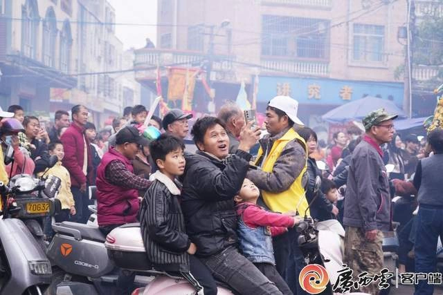 龙狮穿街巷 万人祈新福——合浦县山口镇元宵年例巡游活动(图6) 龙狮穿街巷 万人祈新福——合浦县山口镇元宵年例巡游活动(图6)