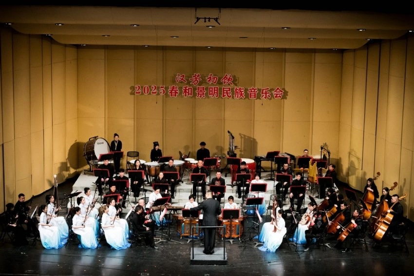 奏响民族音乐华章,“汉芳初饮”2025《春和景明》民族音乐会在青圆满上演(图3) 奏响民族音乐华章,“汉芳初饮”2025《春和景明》民族音乐会在青圆满上演(图3)