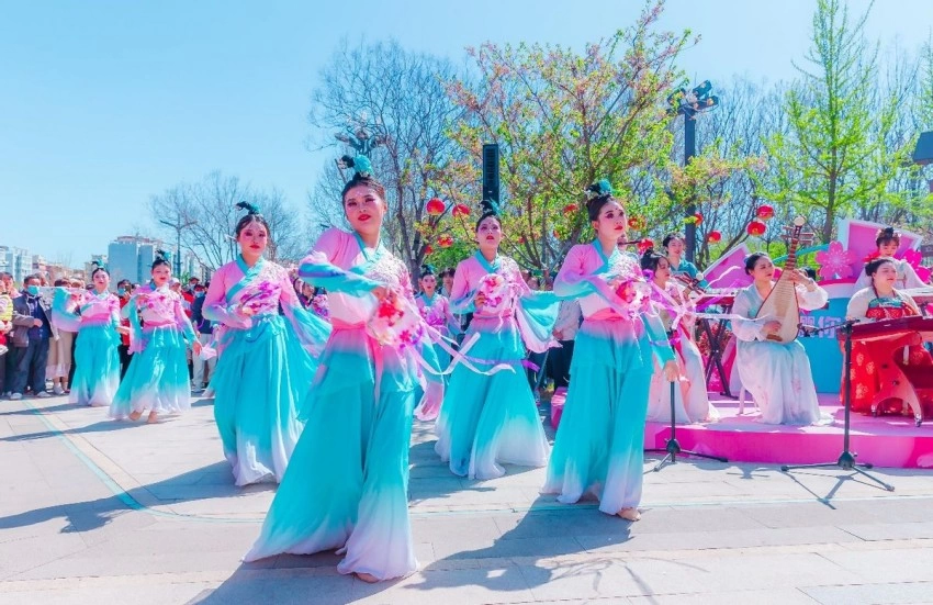 第十一届鹤壁樱花季启幕 以“樱花+”激活文旅消费全链条(图4) 第十一届鹤壁樱花季启幕 以“樱花+”激活文旅消费全链条(图4)