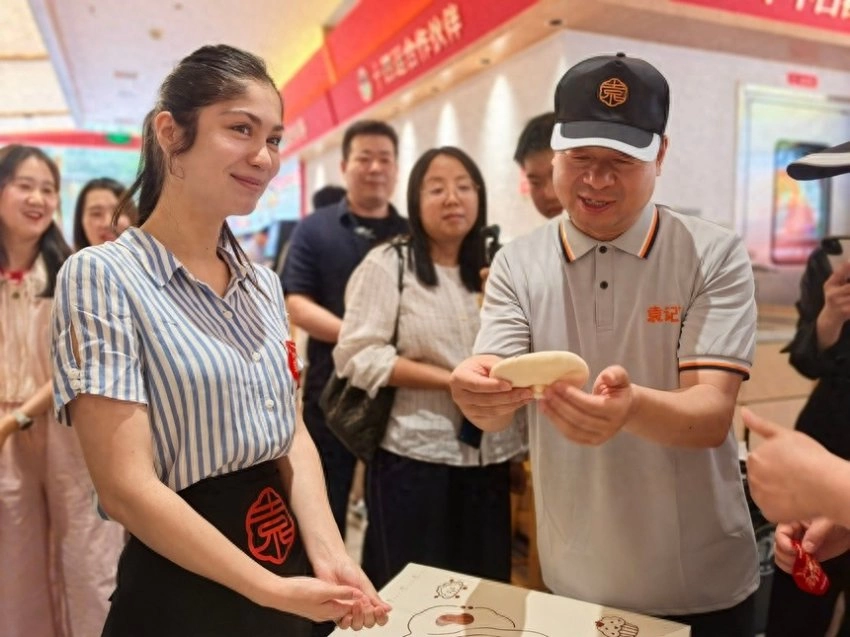 非遗肉夹馍破圈潮玩 中外青年争当“长安打馍人”