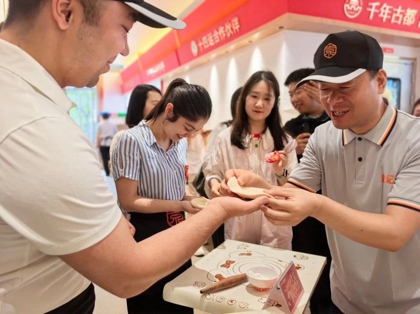 非遗肉夹馍破圈潮玩 中外青年争当“长安打馍人”(图3) 非遗肉夹馍破圈潮玩 中外青年争当“长安打馍人”(图3)