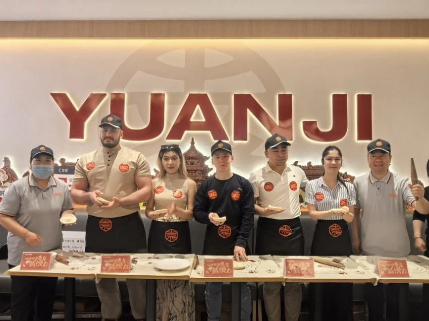 非遗肉夹馍破圈潮玩 中外青年争当“长安打馍人”(图6) 非遗肉夹馍破圈潮玩 中外青年争当“长安打馍人”(图6)