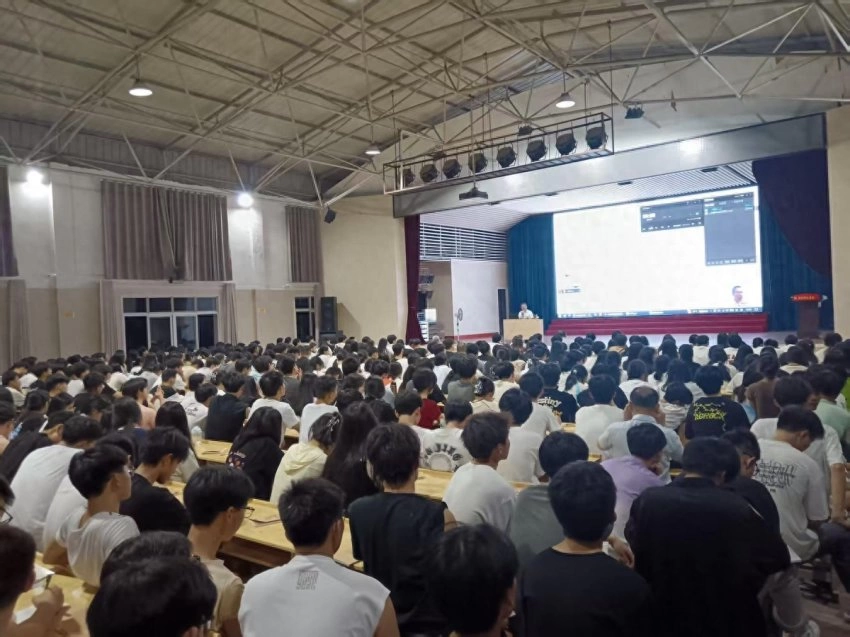 湖北黄冈:“一词二赋”解读苏东坡专题讲座进校园(图1) 湖北黄冈:“一词二赋”解读苏东坡专题讲座进校园(图1)