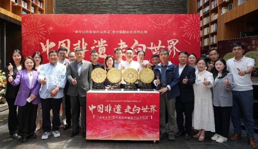 融合敦煌与非遗之美,95岁常沙娜新作《龙凤天华》花丝珐琅珍藏盘首发(图8) 融合敦煌与非遗之美,95岁常沙娜新作《龙凤天华》花丝珐琅珍藏盘首发(图8)