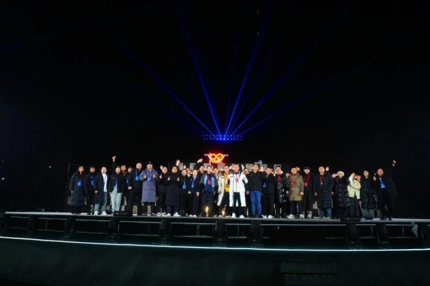 科技与艺术共舞 重庆智造闪耀央视春晚——2025年春晚重庆分会场打造全球最大智能车阵光影秀(图5) 科技与艺术共舞 重庆智造闪耀央视春晚——2025年春晚重庆分会场打造全球最大智能车阵光影秀(图5)