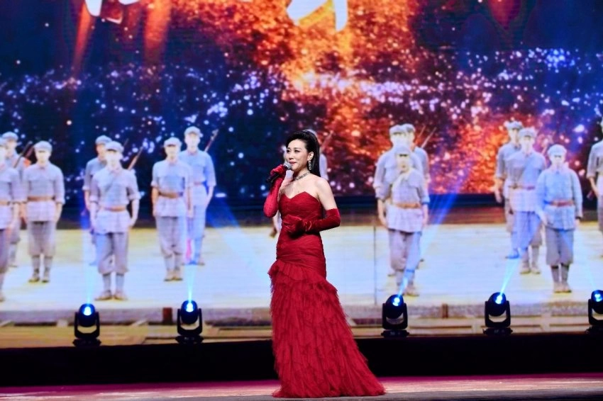 展示文化艺术魅力,助力老区乡村振兴——“亲情中华”演出走进江西赣州和上饶(图2) 展示文化艺术魅力,助力老区乡村振兴——“亲情中华”演出走进江西赣州和上饶(图2)