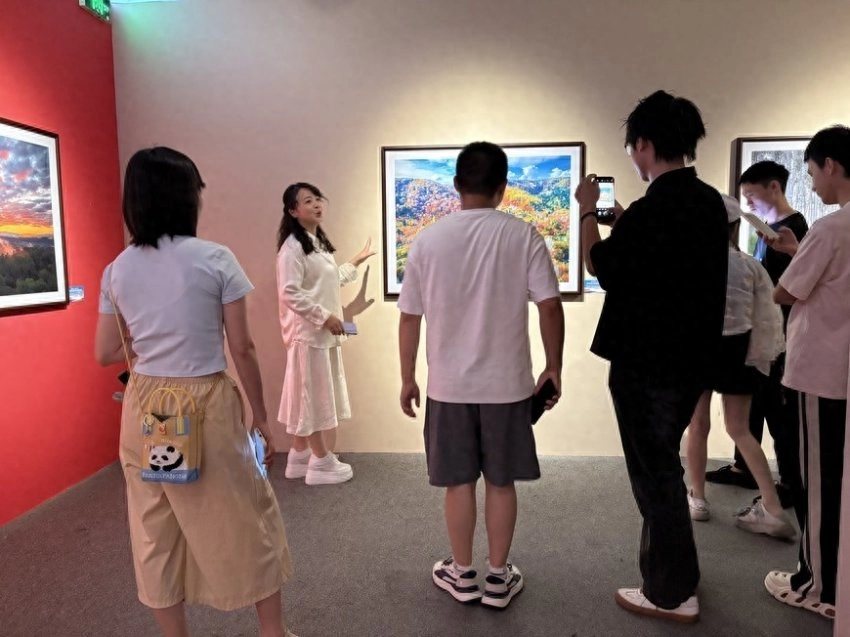 “大美伊春·魅力丰林”四季风光摄影作品展走进成都(图1) “大美伊春·魅力丰林”四季风光摄影作品展走进成都(图1)