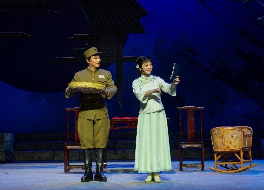 以乡音传薪火 以巡演砺初心——淮剧《燃尽硝烟》东台首演 拉开盐阜抗战斗争精神巡礼序幕(图1) 以乡音传薪火 以巡演砺初心——淮剧《燃尽硝烟》东台首演 拉开盐阜抗战斗争精神巡礼序幕(图1)