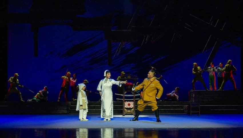 以乡音传薪火 以巡演砺初心——淮剧《燃尽硝烟》东台首演 拉开盐阜抗战斗争精神巡礼序幕(图4) 以乡音传薪火 以巡演砺初心——淮剧《燃尽硝烟》东台首演 拉开盐阜抗战斗争精神巡礼序幕(图4)