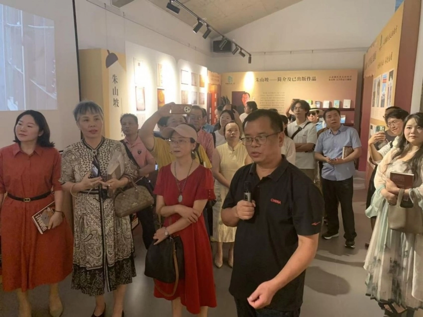 朱山坡《蛋镇诗社》分享会在东莞举行(图4) 朱山坡《蛋镇诗社》分享会在东莞举行(图4)