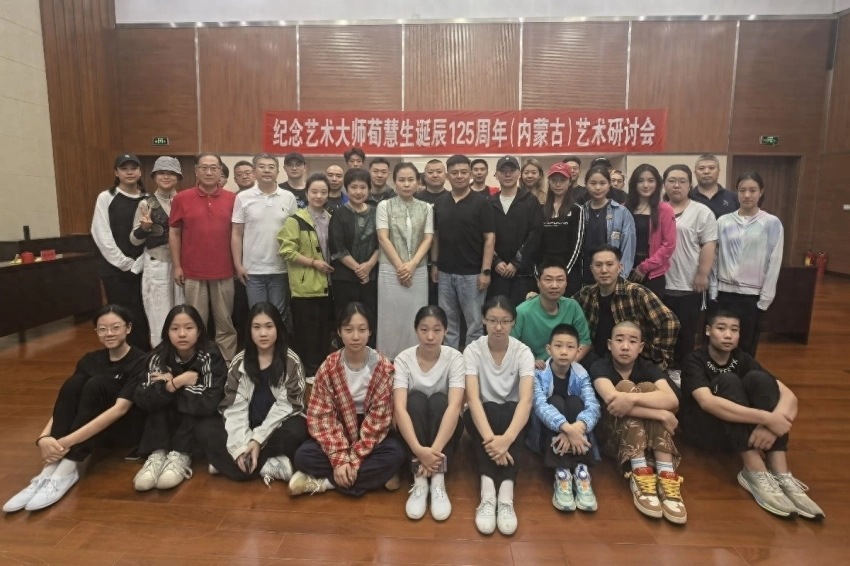 荀慧生艺术研究会“助力”内蒙古京剧团(图1) 荀慧生艺术研究会“助力”内蒙古京剧团(图1)