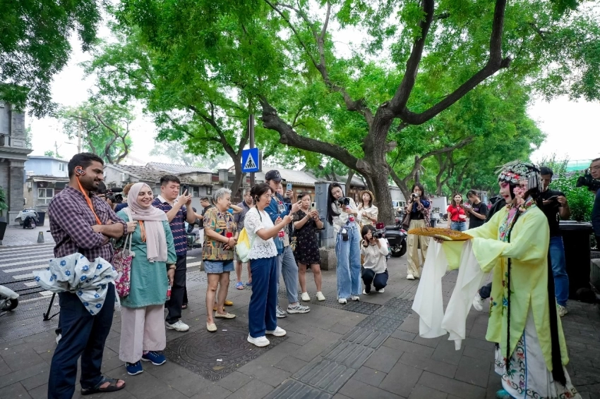 漫步鼓楼西大街,感受京味新活力——2025“打卡鼓西,漫步斜街”文化消费活动线下活动正式启动(图3) 2025“打卡鼓西,漫步斜街”文化消费活动线下活动正式启动(图3)