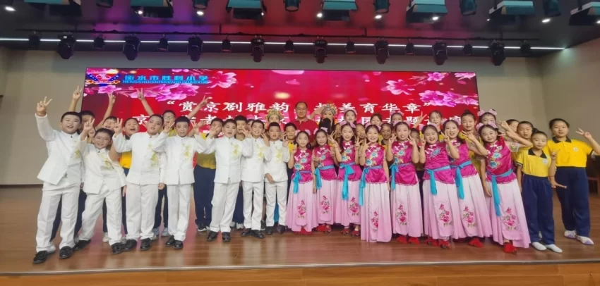 封杰“进校园”传播京剧文化(图2) 封杰“进校园”传播京剧文化(图2)
