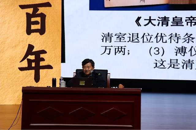 李国荣研究员做客火箭军图书馆开讲“抗争与求索”(图1) 李国荣研究员做客火箭军图书馆开讲“抗争与求索”(图1)