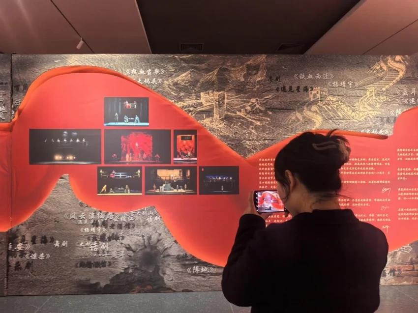 纪念抗战胜利八十周年舞台美术作品展(西安站)在西安浐灞丝路国际文化艺术中心开幕(图3) 纪念抗战胜利八十周年舞台美术作品展(西安站)在西安浐灞丝路国际文化艺术中心开幕(图4)