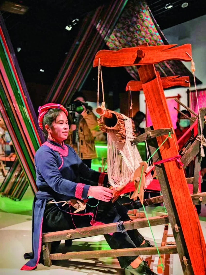 李素英:把壮锦老纹样装进“新瓶子”