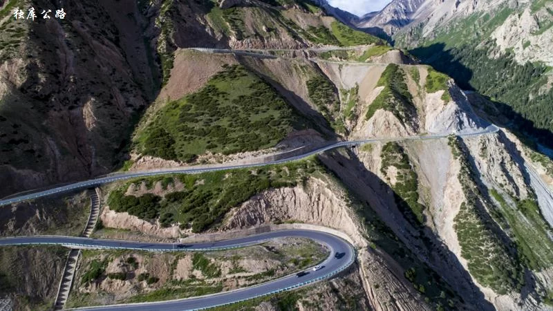在伊犁穿越天山画廊,看独库公路“一路生花”