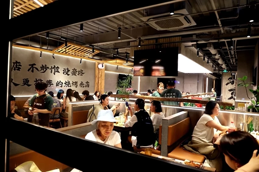 万红路慢生活入选北京第五批“深夜食堂”,打造夜经济新地标(图2) 万红路慢生活入选北京第五批“深夜食堂”,打造夜经济新地标(图2)