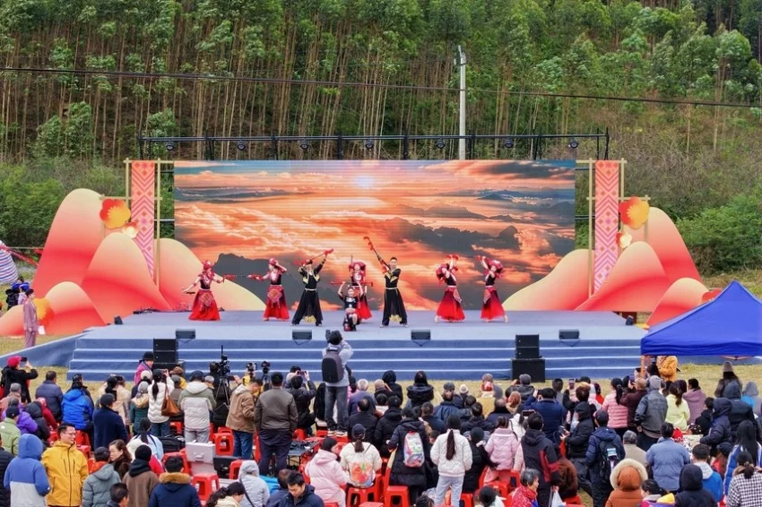 广西马山县六马村:流水欢歌迎客来