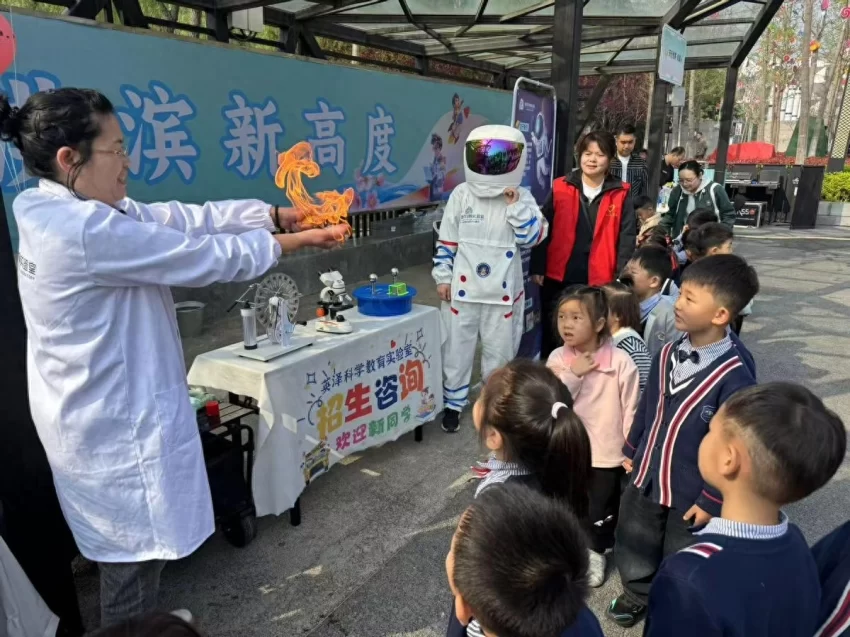 樱花与科技共舞——鹤壁淇滨区打造2026樱花季“智趣”盛宴(图1) 樱花与科技共舞——鹤壁淇滨区打造2026樱花季“智趣”盛宴(图1)